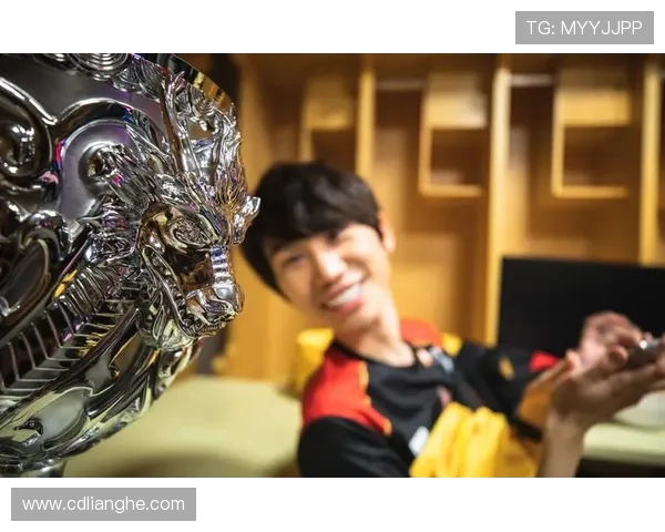 世界大师赛回顾FPX选手个人能力的精彩表现与战术分析